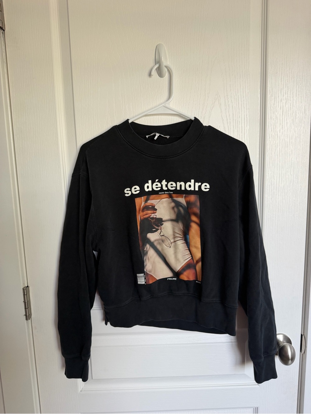 Frame Denim Black Graphic 'se détendre' Crewneck Sweatshirt